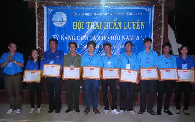 Trao giấy chứng nhận cho các trại sinh đã hoàn thành chương trình huấn luyện kỹ năng công tác thanh niên năm 2013