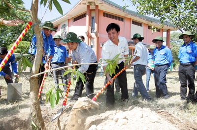 Cùng ngày, đ/c Nguyễn Đắc Vinh cùng đoàn đại biểu đã trồng cây tại Thành cổ Quảng Trị