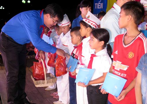 Anh Nông Việt Yên - Bí thư Tỉnh đoàn trao quà cho các cháu thiếu niên, nhi đồng có hoàn cảnh khó khăn vươn lên trong học tập