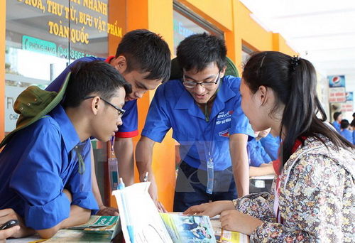 Thanh niên tình nguyện hướng dẫn, tư vấn cho các thí sinh tại bến xe Giáp Bát. (Ảnh: Dương Giang/TTXVN)