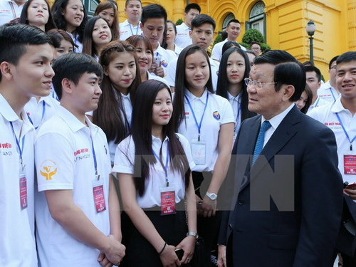 Chủ tịch nước Trương Tấn Sang với đại biểu thanh niên, sinh viên kiều bào tiêu biểu. Ảnh: TTXVN