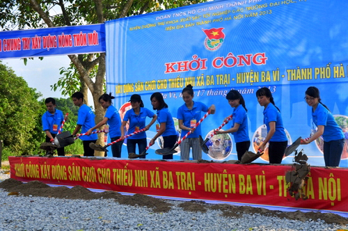 Tuổi trẻ Thủ đô ra quân xây dựng sân chơi tặng thiếu nhi xã Ba Trại, huyện Ba Vì (Hà Nội). 