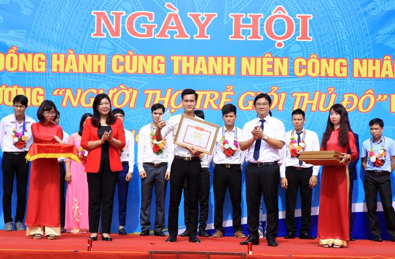 Đại diện lãnh đạo Thành ủy và Thành đoàn Hà Nội tuyên dương "Người thợ trẻ giỏi" năm 2017
