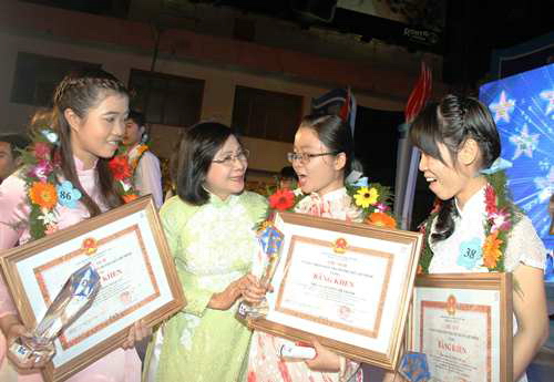 Phó Bí thư Thành ủy TP.HCM Nguyễn Thị Thu Hà trao bằng khen và kỷ niệm chương cho “Sinh viên 5 tốt”.