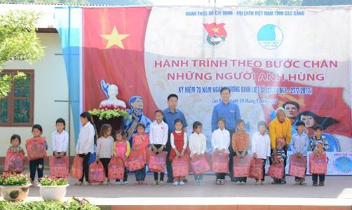 Anh Triệu Văn Thực- Chủ tịch Hội LHTN tỉnh Cao Bằng tặng quà cho các em học sinh nghèo vượt khó