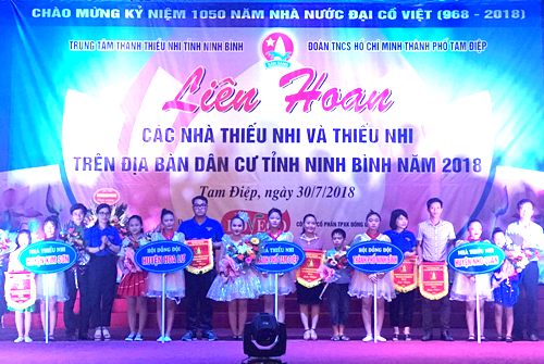 (Đồng chí Đinh Thị Phượng – TUV, UVBTV TW Đoàn, Bí thư Tỉnh đoàn, Chủ tịch Hội LHTN Việt Nam tỉnh tặng hoa cho các đơn vị tham gia Liên hoan