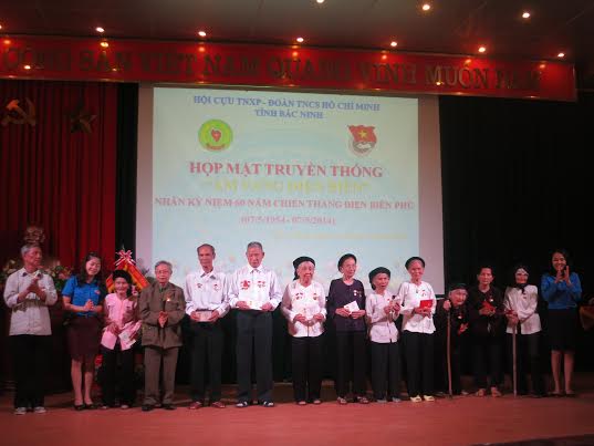 Các đồng chí lãnh đạo trao tặng kỷ niệm chương cho các đồng chí cựu Thanh niên Xung Phong chống Pháp tỉnh Bắc Ninh