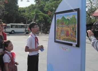  Em Trịnh Huy Hoàng bên bức tranh em vẽ về Hát Xoan ( Phú Thọ).     