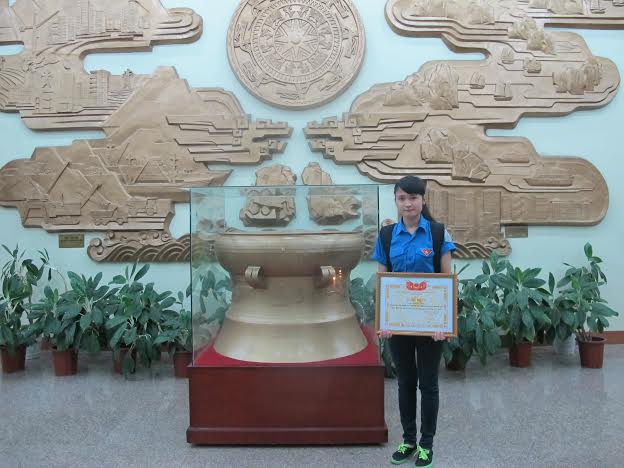 Bùi Thị Thương chụp tại Trung tâm tổ chức Hội nghị tỉnh, trong dịp tuyên dương Festival tuổi trẻ sáng tạo tỉnh Quảng Ninh lần thứ III năm 2014.