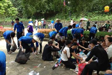 Những tình nguyện viên tích cực thu gom rác thải tại khu vực nghỉ chân của du khách
