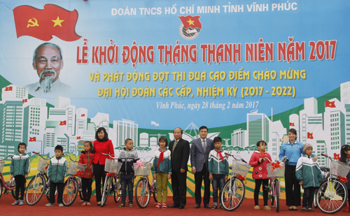 Các đồng chí lãnh đạo UBND tỉnh, Tỉnh Đoàn, Lãnh đạo Thành phố Vĩnh Yên tặng xe đạp cho các em học sinh có hoàn cảnh khó khăn