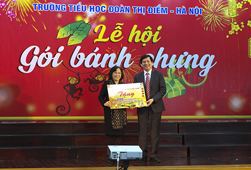 Cô Nguyễn Thị Hiền, Hiệu trưởng trường Tiểu học Đoàn Thị Điểm trao tặng 1000 bánh chưng cho học sinh trương