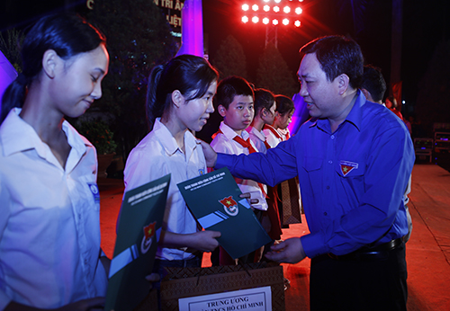 Đồng chí Nguyễn Mạnh Dũng, Bí thư thường trực BCH TƯ Đoàn trao học bổng cho con em thương binh liệt sỹ tại chương trình