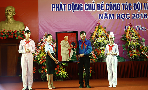 Đồng chí Nguyễn Long Hải, Bí thư BCH TƯ Đoàn, Chủ tịch Hội đồng Đội Trung ương tặng liên đội trường THCS Văn Lang bức tranh Bác Hồ quàng khăn đỏ tại lễ khai giảng 