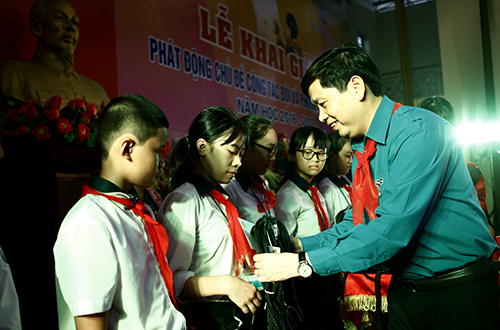 Đồng chí Nguyễn Long Hải, Bí thư BCH TƯ Đoàn trao học bổng, quà cho Thiếu nhi có hoàn cảnh khó khăn vượt khó học giỏi 
