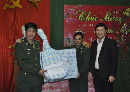 Đồng chí Lê Quốc Phong tặng quà cán bộ chiến sỹ bộ đội Biên Phòng đồn Tri Lễ