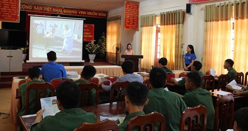 Một buổi tư vấn hướng nghiệp, dạy nghề, giới thiệu việc làm cho bộ đội xuất ngũ tổ chức tại huyện Bình Xuyên, tỉnh Vĩnh Phúc. Ảnh: PHI LONG 