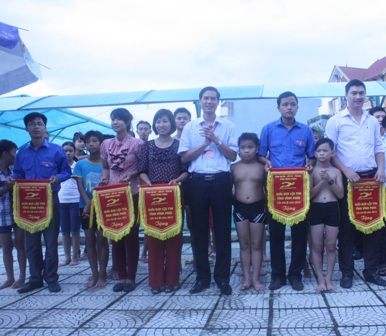 đồng chí Nguyễn Mạnh Tuấn trao cờ lưu niệm cho các đoàn tham gia cuộc thi