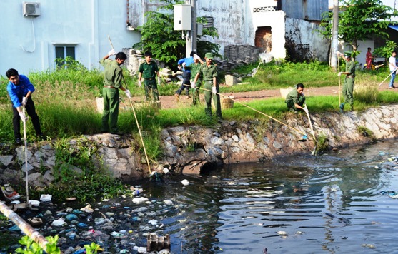 Các bạn ĐVTN tham gia vớt rác trên tuyến Kênh Hở phường 2, Tp Bạc Liêu 1.jpg