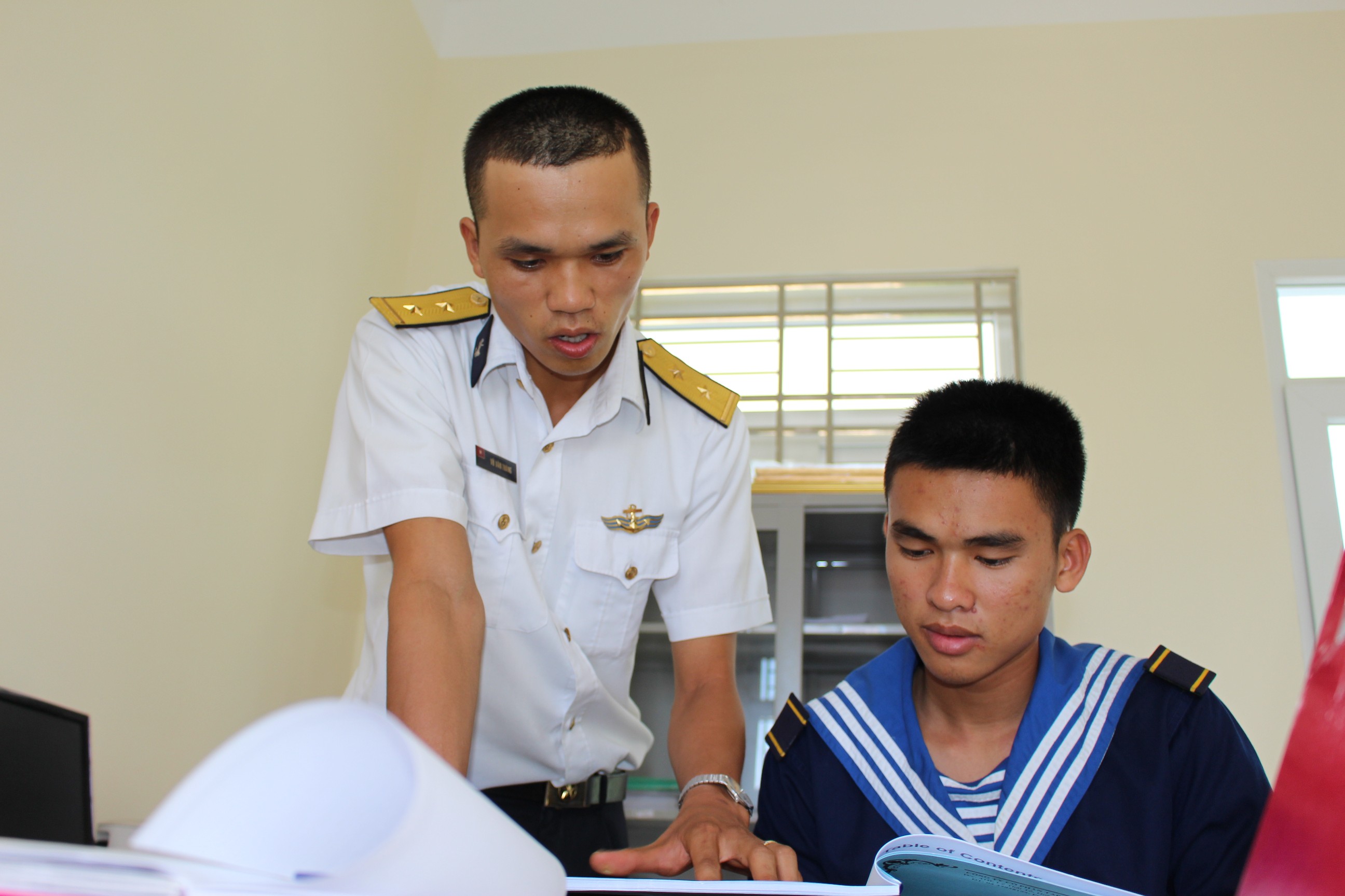 Trung úy Vũ Văn Thắng (phải) dạy tiếng anh kỹ thuật tàu biển cho chiến sĩ Nguyễn Tiến Phát tại Lữ đoàn 171, ảnh Mai Thắng