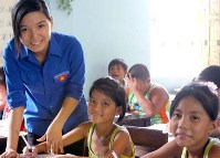 Sinh viên Nguyễn Thị Yên giúp các em học sinh vạn đò củng cố kiến thức chuẩn bị năm học mới