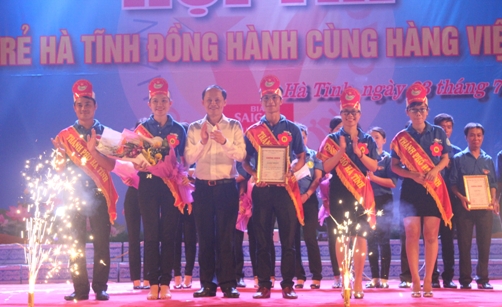 Đ.c Nguyễn Hồng Lĩnh, Phó Chủ tịch UBND tỉnh Hà Tĩnh trao giải nhất cho đội tuyển thành phố Hà Tĩnh