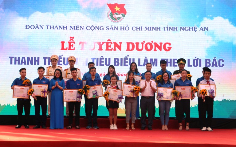 Các bạn trẻ này đạt được nhiều thành tựu vượt trội và đóng góp lớn cho sự phát triển của đất nước. Hãy cùng xem hình ảnh và cảm nhận niềm tự hào về những tài năng trẻ Việt Nam.