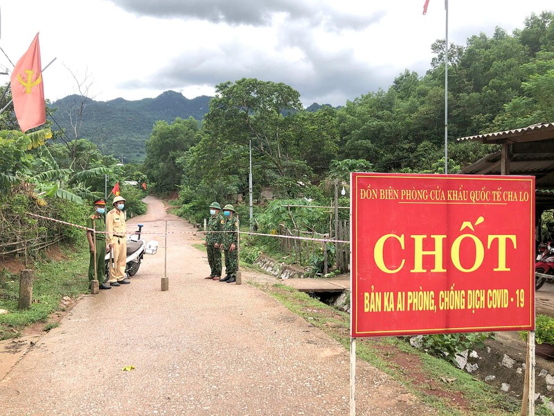 Quảng Bình: Chiến sỹ quân hàm xanh sát cánh cùng đồng bào biên giới chống  dịch