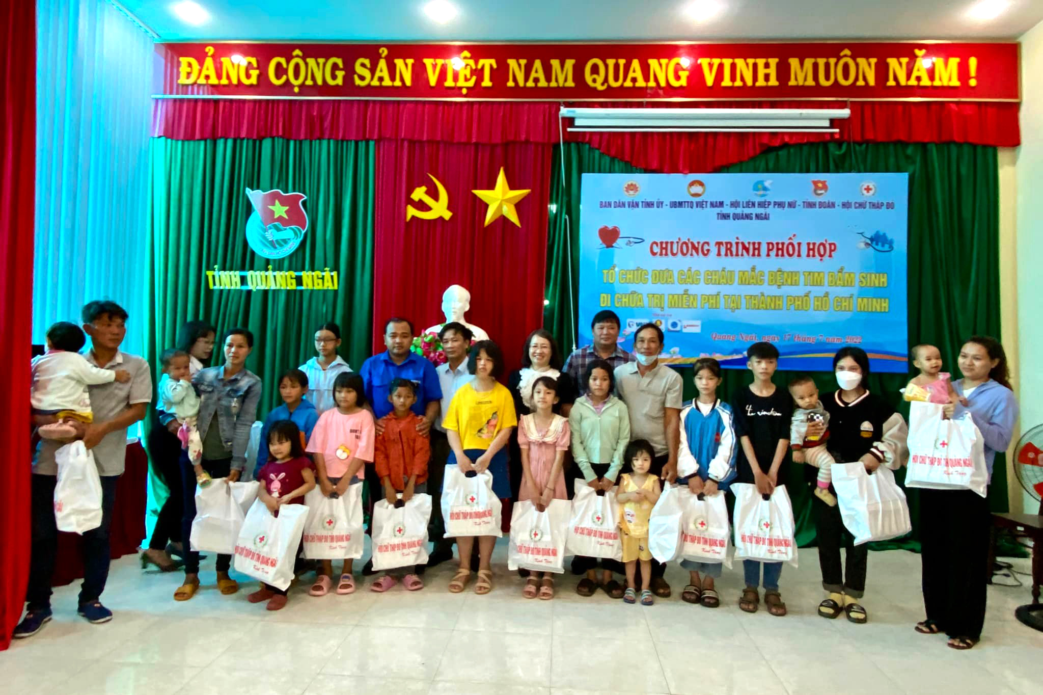 Đưa trẻ em mắc bệnh tim bẩm sinh đi điều trị miễn phí tại TP.Hồ Chí Minh
