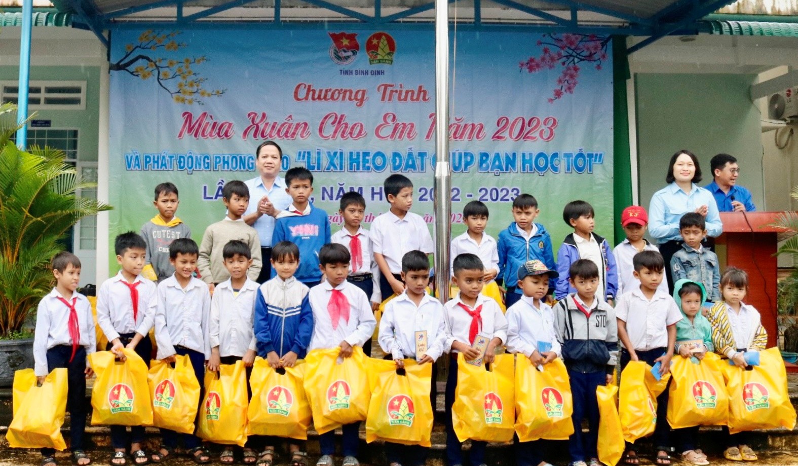 Bình Định: Trao tặng 100 suất quà Tết cho trẻ em vùng cao An Lão