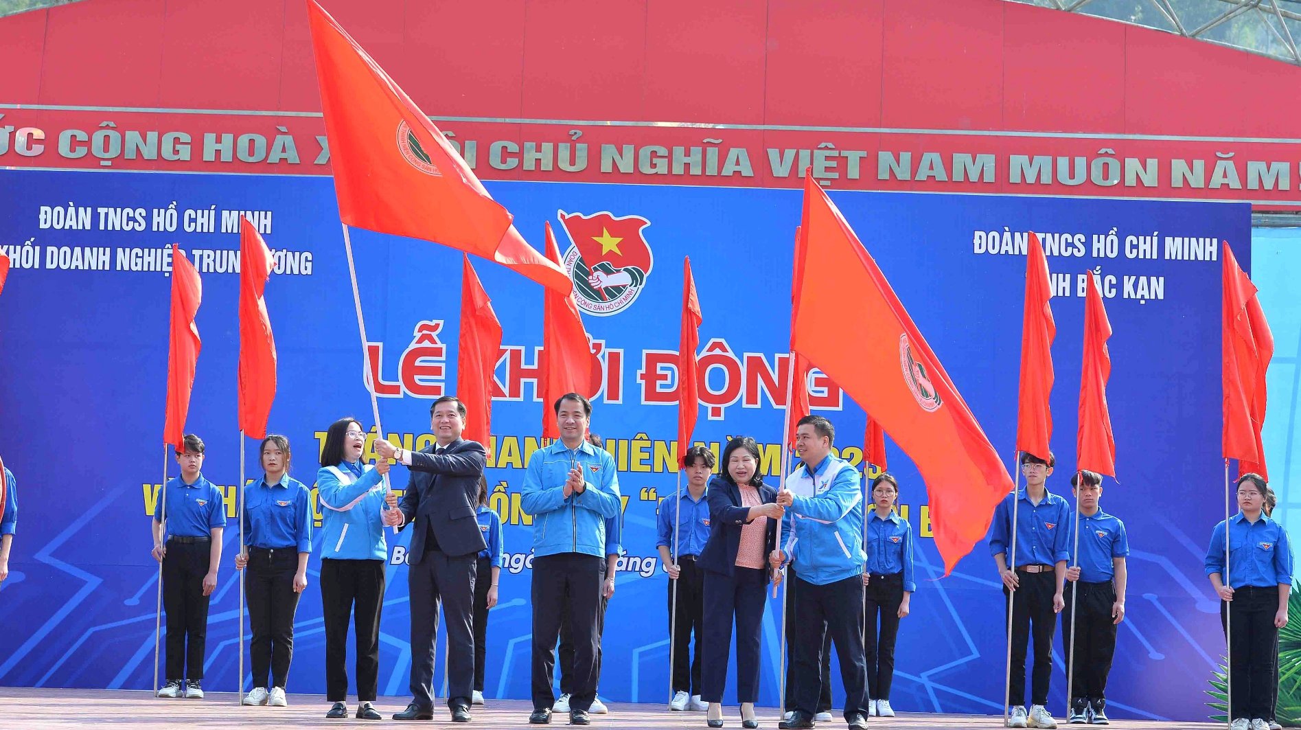 Thanh Niên: Thanh niên - những người trẻ đầy năng lượng, sáng tạo, nhiệt huyết và tình nguyện. Tương lai Việt Nam sẽ sáng lạn và phát triển vượt bậc nhờ nỗ lực của những người trẻ này. Cùng nhau xây dựng một Việt Nam giàu mạnh, hạnh phúc và phát triển.