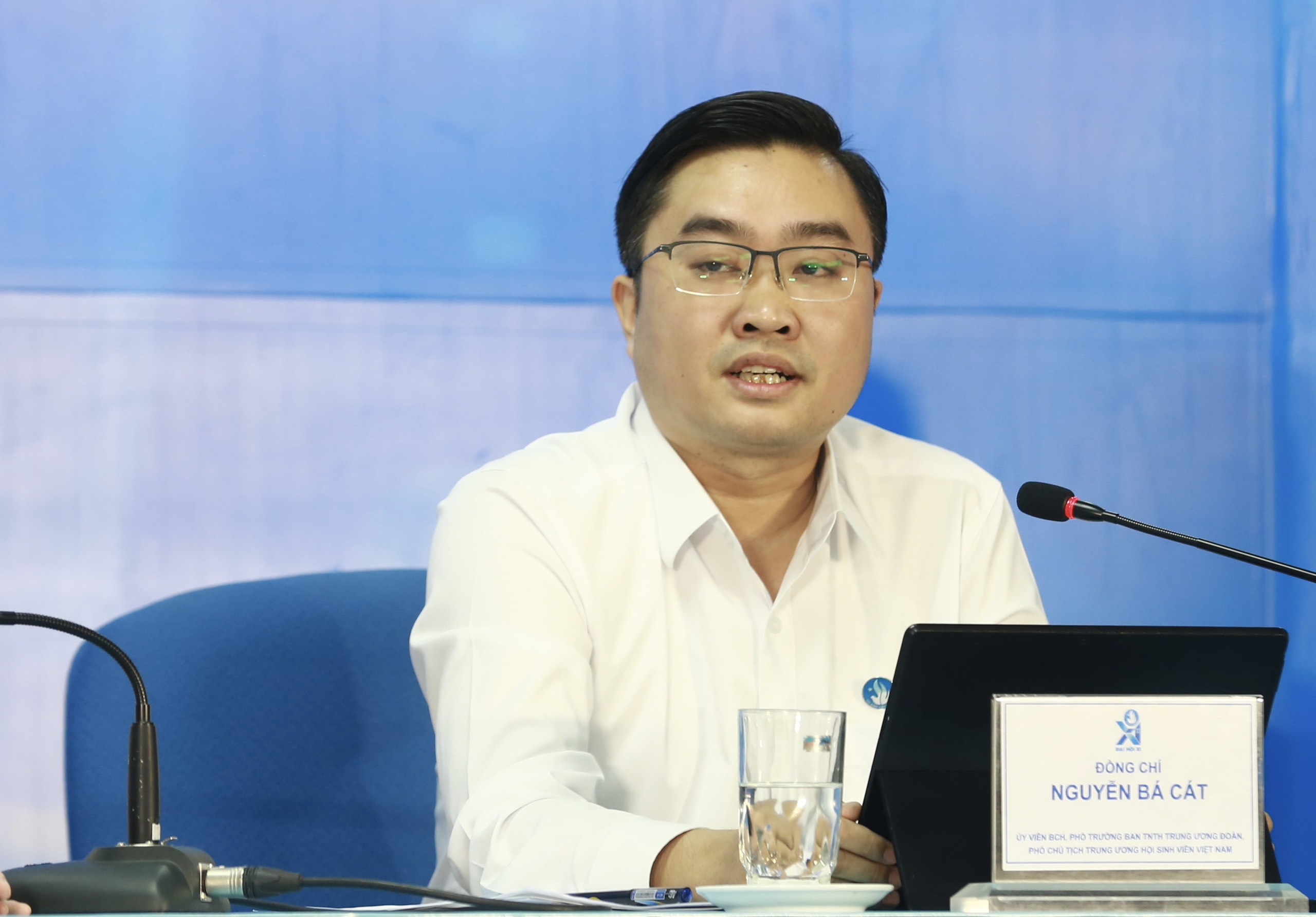 Phó Chủ tịch Hội Sinh viên Việt Nam Nguyễn Bá Cát trả lời tại chương trình đối thoại