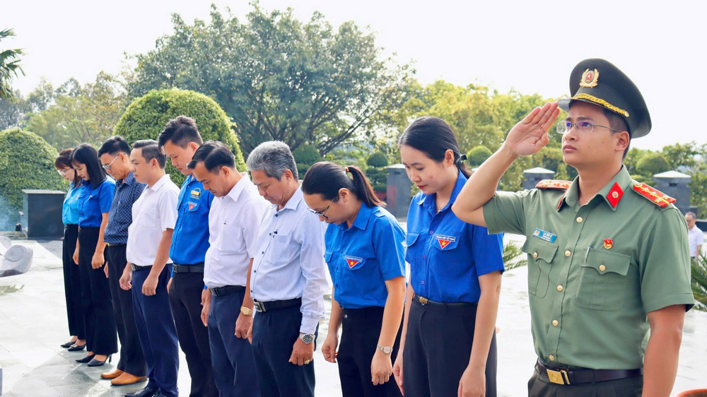 Khánh thành công trình thanh niên “Số hóa thông tin Nghĩa trang Liệt sĩ tỉnh Bình Phước”