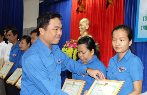 Tặng giấy khen cho các đơn vị hoàn thành xuất sắc công tác Đoàn và phong trào thanh niên trường học