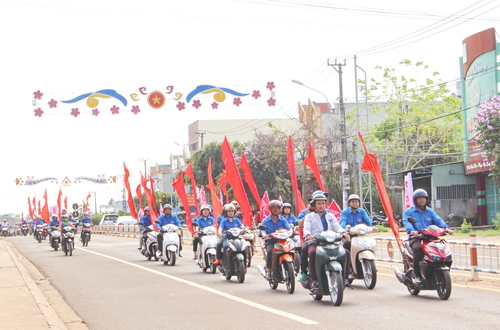 /Đoàn viên thanh niên tham gia diễu hành tuyên truyền an toàn giao thông