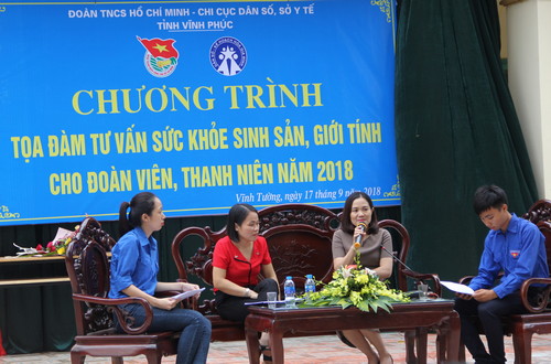 Bác sỹ Hoàng Thị Phương Thảo –Trưởng khoa chăm sóc SKSS, Trung tâm kiểm soát bệnh tật, Sở Y tế tỉnh Vĩnh Phúc chia sẻ thông tin về sức khỏe sinh sản với các bạn ĐVTN trong nhà trường.