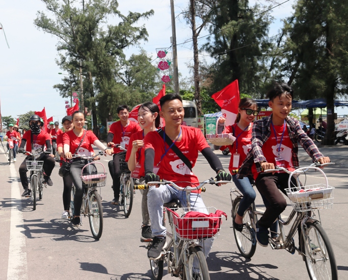 Các bạn ĐVTN đạp xe tuần hành tuyên truyền chương trình “Sống trách nhiệm - Sống Ok”