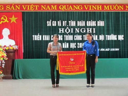 Đ/c Nguyễn Thị Minh - Phó Bí thư Tỉnh Đoàn, Chủ tịch Hội đồng Đội tỉnh trao cờ thi đua xuất sắc cho đơn vị Lệ Thủy