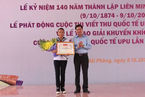 Đồng chí Nguyễn Long Hải – Bí thư Trung ương Đoàn TNCS Hồ Chí Minh trao tặng bằng khen cho em Phạm Phương Thảo