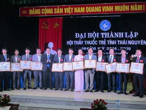 Đồng chí Nguyễn Bá Tĩnh – Phó Chủ tịch kiêm Tổng thư ký Hội Thầy thuốc trẻ Việt Nam tặng bằng khen cho các tập thể, cá nhân có nhiều đóng góp cho phong trào công tác Hội