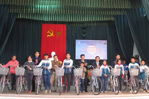 trao tặng 10 xe đạp cho các em học sinh cấp III 