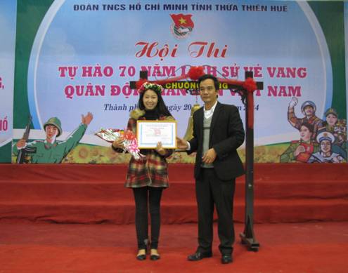 Đ/c Nguyễn Chí Quang – Tỉnh ủy viên, UV BCH Trung ương Đoàn, Bí thư Tỉnh Đoàn trao giải xuất sắc Nhất.