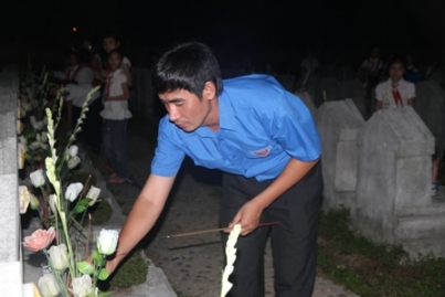 Đồng chí Nguyễn Ngọc Tiến- Phó Bí thư Thường trực Tỉnh đoàn dâng hương tại nghĩa trang liệt sỹ Hàm Rồng