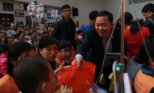 Đ/c Nguyễn Phi Long- Bí thư Trung ương Đoàn, Chủ tịch Hội LHTN Việt Nam tặng quà cho các em bệnh nhi