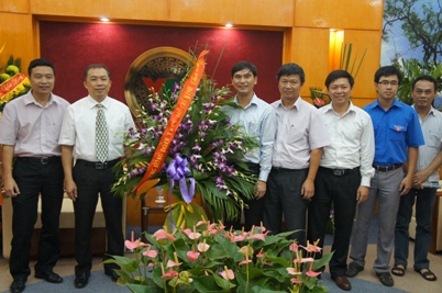 Bí thư Trung ương Đoàn Dương Văn An (bìa phải) tặng hoa chúc mừng Đài truyền hình Việt Nam
