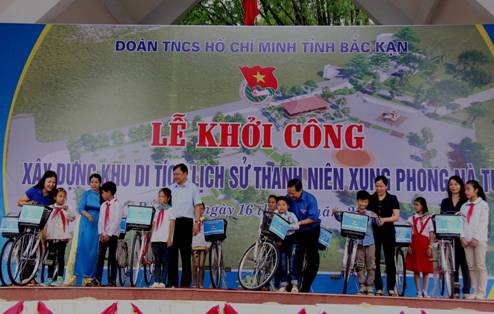  Lãnh đạo trao xe đạp cho học sinh nghèo vượt khó học giỏi