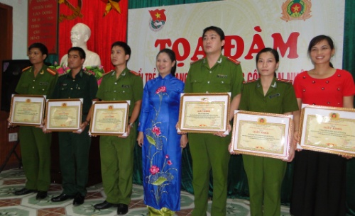 Đ.c Vương Ngọc Hà, Bí thư Tỉnh đoàn trao giải thưởng cho các cá nhân đạt giải cuộc thi tìm hiểu 70 năm ngày truyền thống Công an nhân dân Việt Nam