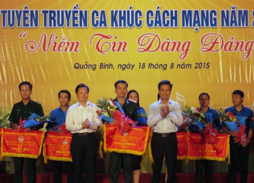 Web.ĐTN: Sau nhiều vòng loại cấp cơ sở, ngày 18/8/2015, Tỉnh Đoàn Quảng Bình đã tổ chức Liên hoan tuyên truyền ca khúc cách mạng năm 2015 với chủ đề "Niềm tin dâng Đảng".