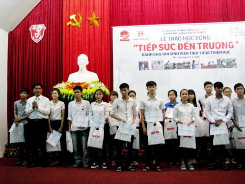 Web.ĐTN: Chiều ngày 19/9, Ban Thường vụ Tỉnh Đoàn đã phối hợp với Báo Tuổi trẻ tổ chức Lễ trao học bổng “Tiếp sức đến trường” dành cho tân sinh viên tỉnh Thừa Thiên Huế.