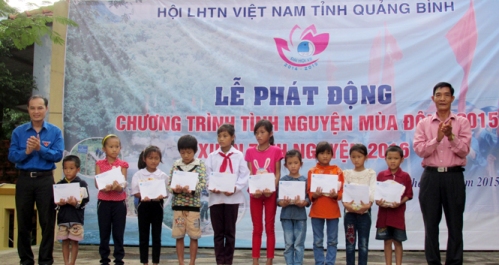tặng 10 suất học bổng cho học sinh bán trú Trường THCS Trường Sơn
